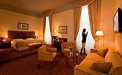Hotel Magyar Király - szállás Székesfehérváron, szép tágas apartman a Hotel Magyar Király szállodában Székesfehérváron