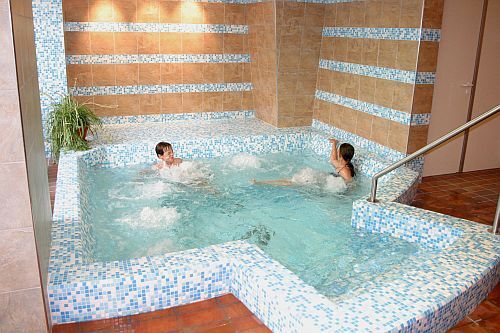 Wellness szolgáltatás a Kecskeméti Wellness hotel Aranyhomokban - Jacuzzi