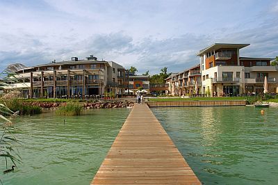 Balatonfüredi móló a Hotel Golden**** Resort bejáratánál