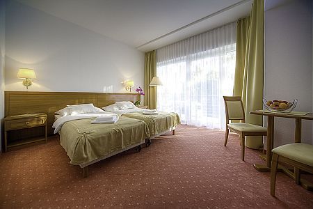Szabad kétágyas szoba a Két Korona Hotelben Balatonszárszón 