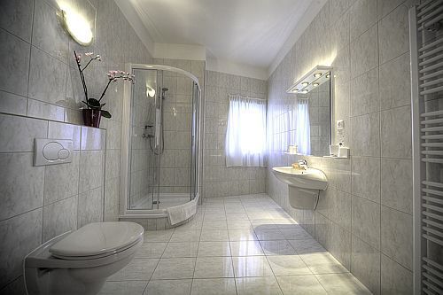 Két Korona Wellness és Konferencia Hotel Balatonszárszón - a négycsillagos szálloda fürdőszobája