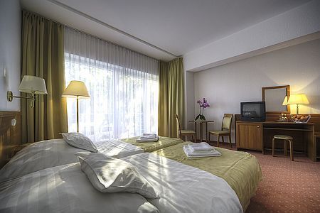 ✔️ Két Korona Hotel modern kialakítású szobája Balatonszárszón - wellness hétvége a Balatonon