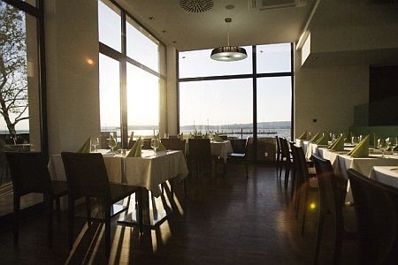 Vital Hotel Nautis éttereme Gárdonyban panorámával a tóra