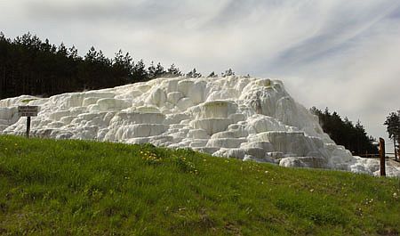 A híres sódomb Európában is páratlan a 68 fokos gyógyvízből kiváló só