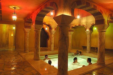 Mesés Shiraz Hotel Mór fürdője Egerszalókon a Hires sódomb közelében. Wellness utazás és wellness kikapcsolódás a Shirazban Egerszalókon.