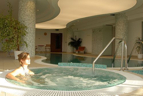 Szépia Bio Art Hotel wellness részlegében lévő pezsgőfürdő - négycsillagos wellness szálloda Zsámbékon Budapest közelében
