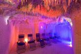 Lotus Therme Hotel és Spa sóbarlangjának falát Jordániai Holt-tengeri só borítja
