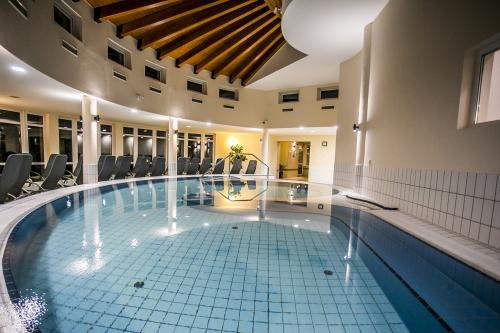 Lotus Therme Spa Hévíz, Akciós félpanziós wellness és spa hotel hévíbelső melegvizes medencéje az ötcsillagos hévizi szállodában