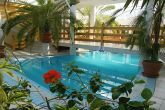 Wellness Hotel Kakadu uszomedencéje Keszthelyen közel a Balatonhoz