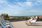 Balatoni szállodák közül a Hotel Zenitnek a tetőterszáról gyönyörű panoráma nyílik a Balatonra